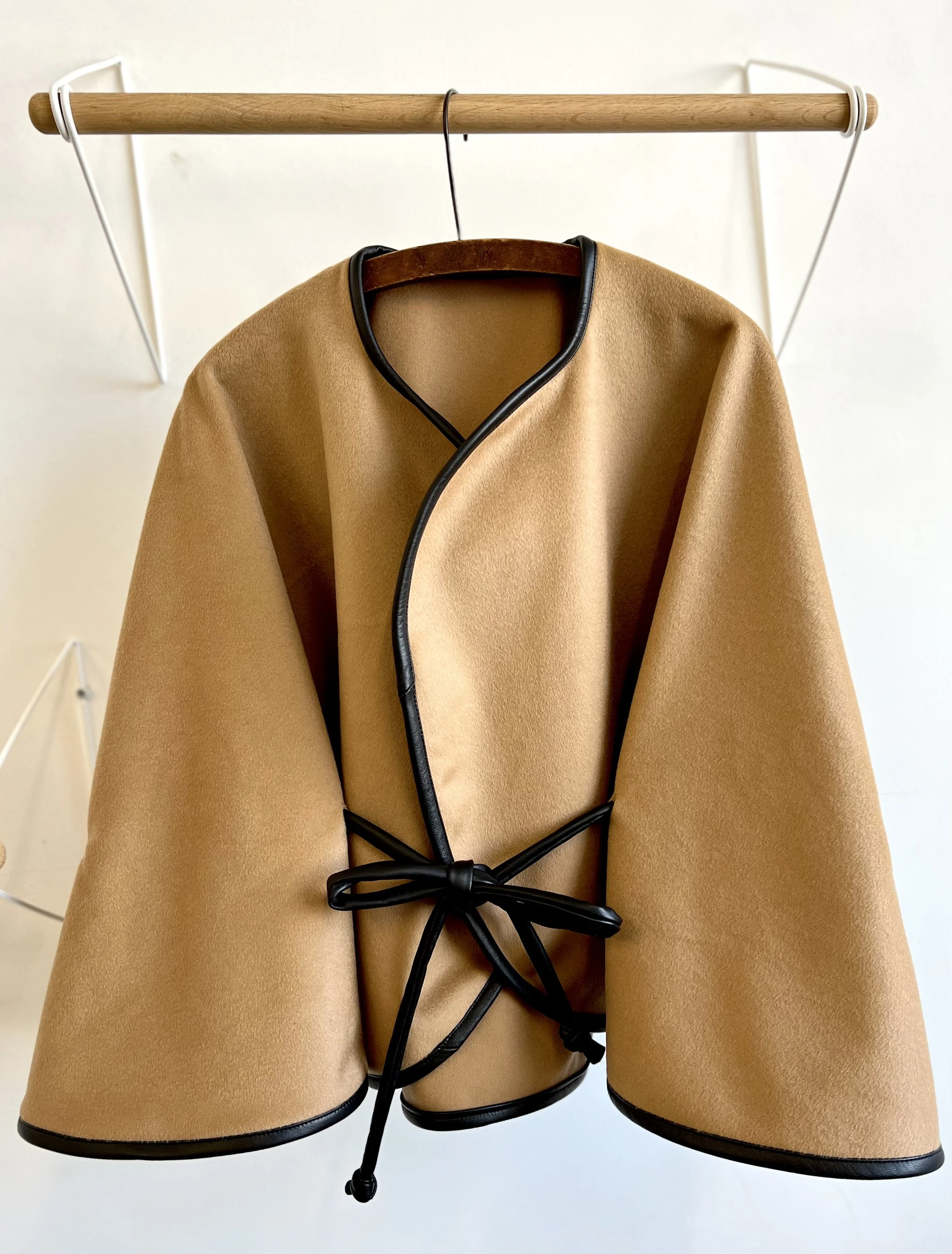 ポンチョ・ケープ Wool-Cashmere Cape Coat Wool Cashmere Cape Coat — Production Mode